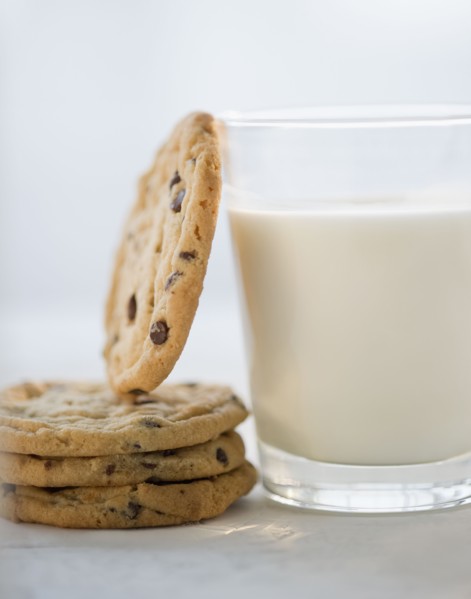 Glass of milk and cookies, close-up. Photo : Jamie Grill
