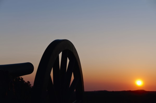 USA, Pennsylvania, Gettysburg, Cemetery Hill, cannon at sunset. Photo : Chris Grill