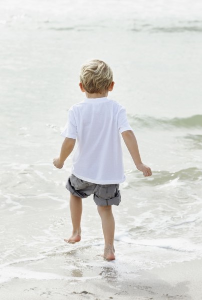 Portrait of boy (4-5) playing on beach. Photo : Momentimages