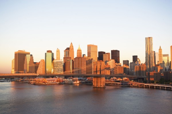 USA, New York State, New York City, Brooklyn Bridge and Manhattan skyline at sunset. Photo : fotog