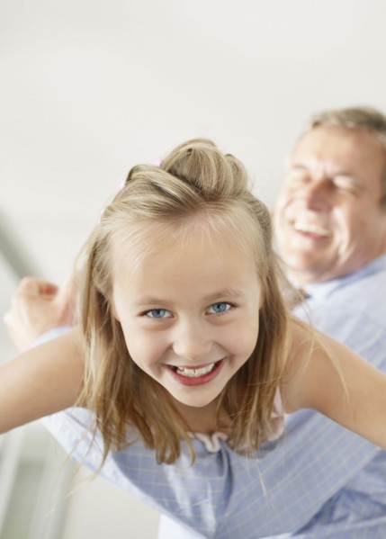 Grandfather playing with granddaughter (10-11). Photo : Momentimages