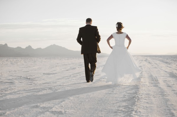 Bride and groom holding hands in desert. Photo : FBP