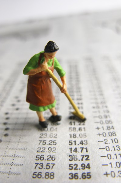 Model woman sweeping financial figures. Photo : Antonio M. Rosario