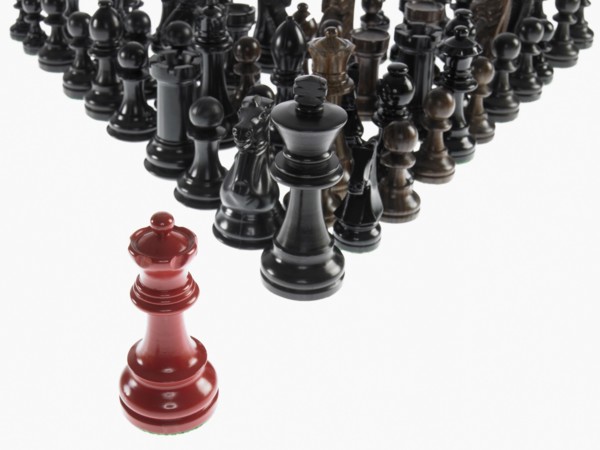Black chess pieces with opposing queen. Photo : David Arky