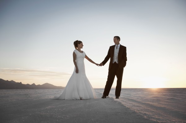 Bride and groom holding hands in desert. Photo : FBP