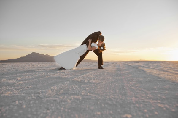 Groom kissing bride in desert. Photo : FBP