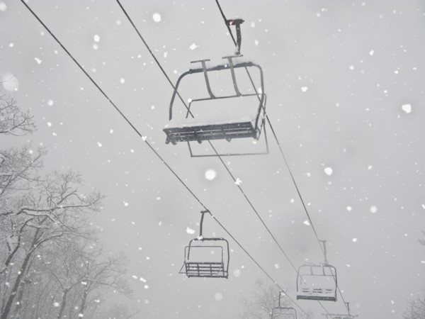 Ski lift in snow. Photo : Johannes Kroemer