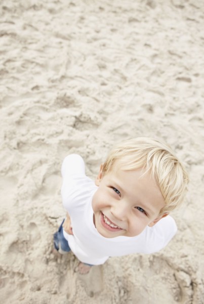 Boy (4-5) looking at camera and smiling. Photo : Momentimages