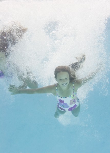 USA, New York, Girls (10-11, 10-11) in swimming pool. Photo : Jamie Grill Photography