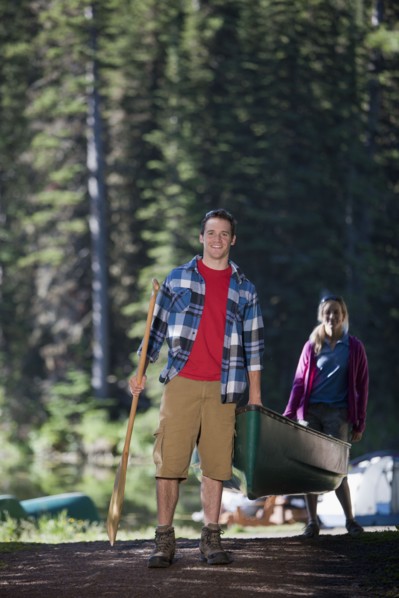 Canada, British Columbia, Fernie, Couple carrying canoe. Photo : Dan Bannister
