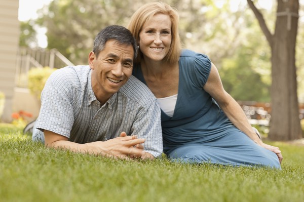 USA, Utah, Provo, Portrait of smiling mature couple sitting on lawn in garden. Photo : FBP