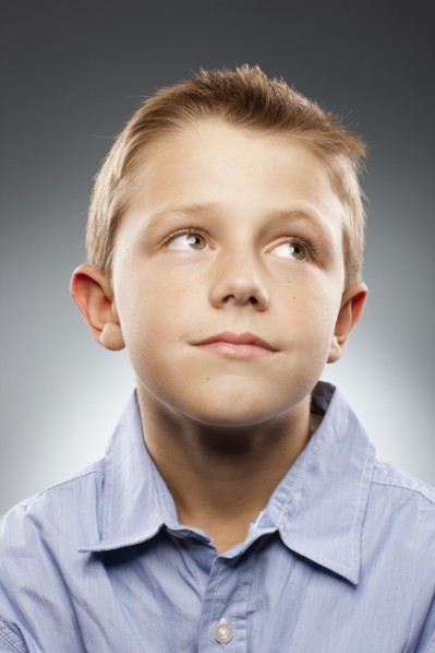 Portrait of boy (8-9) wearing shirt and looking away, studio shot. Photo : FBP