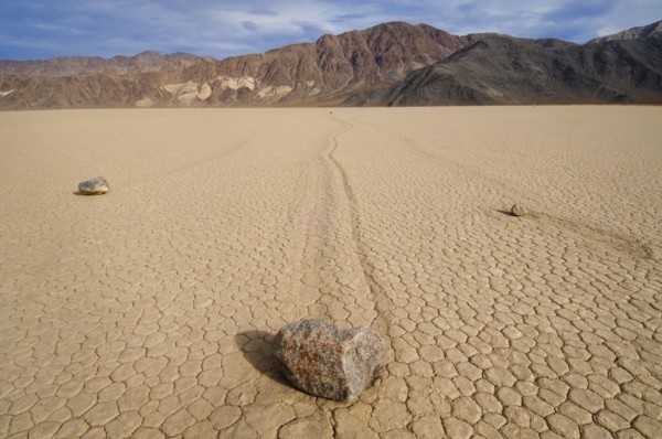 USA, California, Moving rocks in desert . Photo : Gary J Weathers
