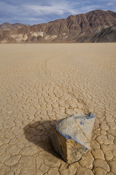 USA, California, Moving rock in desert . Photo : Gary J Weathers