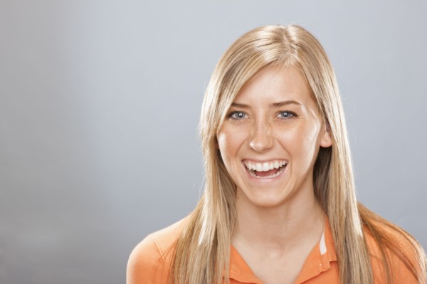Studio portrait of young woman laughing. Photo : FBP
