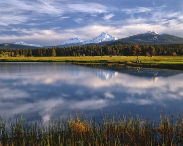 USA, Oregon, Lake with Sisters Mountains in background. Photo : Gary J Weathers