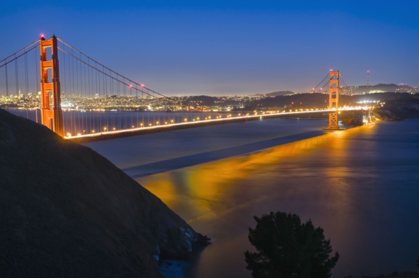 USA, California, Golden Gate Bridge at night. Photo : Gary J Weathers