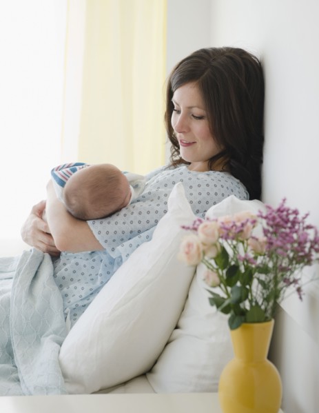 USA, New Jersey, Jersey City, Mother laying in bed with baby daughter (2-5 months). Photo : Jamie