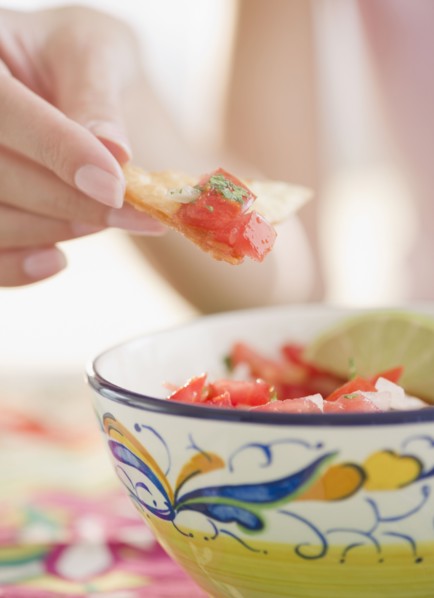 USA, New Jersey, Jersey City, Close-up view of woman's hand eating salad with cracker. Photo :