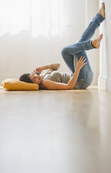 USA, New Jersey, Jersey City, Young attractive woman using mobile phone. Photo : Daniel Grill
