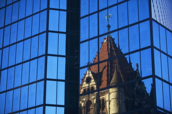 USA, Massachusetts, Boston, old building reflecting in new. Photo : fotog