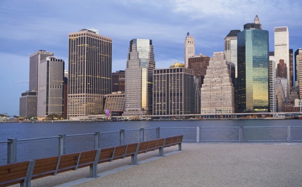 USA, New York City, Manhattan skyline at dusk. Photo : fotog