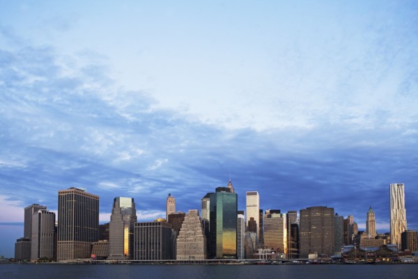 USA, New York City, Manhattan skyline at dusk. Photo : fotog