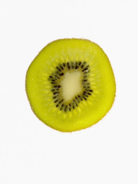 Studio shot of cross section of kiwi fruit. Photo : David Arky