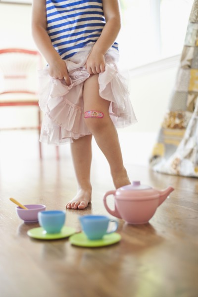 USA, Utah, Girl (2-3) playing on floor. Photo : Tim Pannell