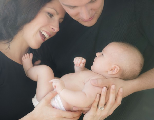 USA, New Jersey, Jersey City, Portrait of family with baby girl (2-5 months). Photo : Jamie Grill