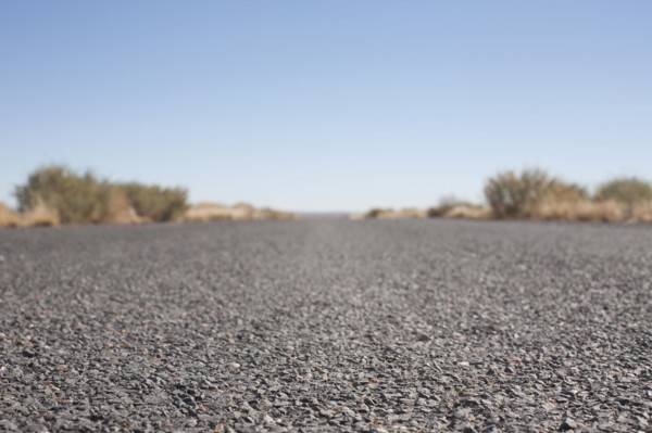 USA, Arizona, Winslow, Country road, surface level. Photo : David Engelhardt