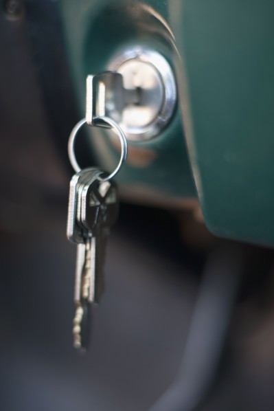USA, Arizona, Winslow, Key in ignition, close-up. Photo : David Engelhardt