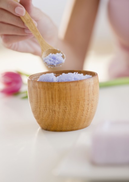USA, New Jersey, Jersey City, Close-up view of woman hand holding spoon with salt. Photo : Jamie