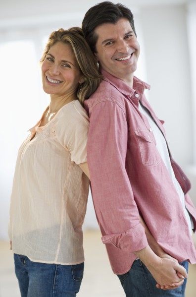 USA, New Jersey, Jersey City, Portrait of couple standing back to back.