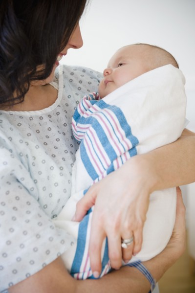 USA, New Jersey, Jersey City, Portrait of mother embracing baby girl (2-5 months). Photo : Jamie
