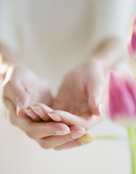 USA, New Jersey, Jersey City, Close-up view of woman's hands cupped. Photo : Jamie Grill
