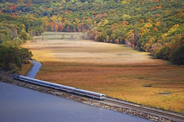USA, New York, Bear Mountain, train going along lakeshore. Photo : fotog
