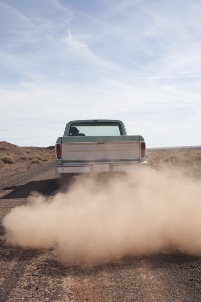 USA, Arizona, Winslow, Pick-up truck driving. Photo : David Engelhardt