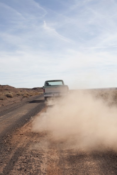 USA, Arizona, Winslow, Pick-up truck driving. Photo : David Engelhardt
