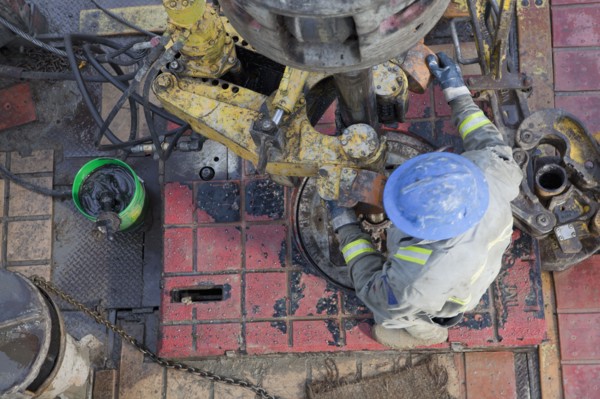 Oil worker drilling for oil on rig. Photo : Dan Bannister