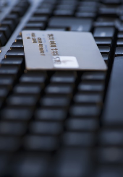 USA, New Jersey, Jersey City, Close-up view of computer keyboard and credit card. Photo : Daniel