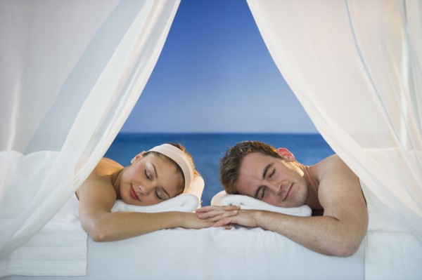 USA, New Jersey, Jersey City, Portrait of young couple lying in spa .
