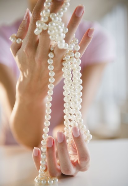 USA, New Jersey, Jersey City, Woman's hand holding pearl beads. Photo : Jamie Grill Photography