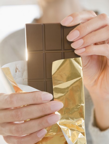 USA, New Jersey, Jersey City, Close-up of woman holding chocolate bar. Photo : Jamie Grill