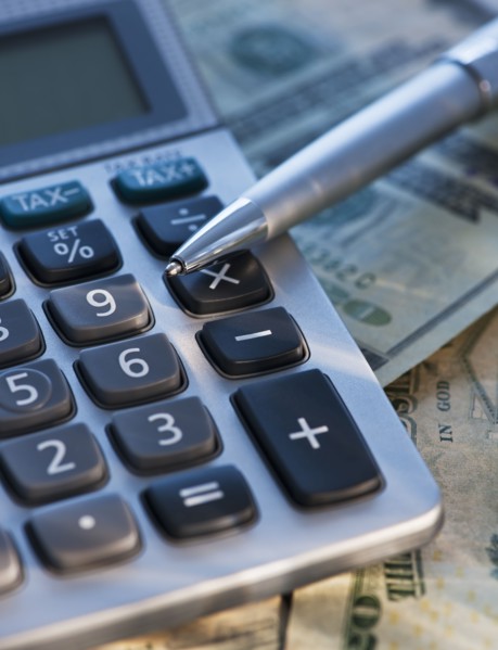 USA, New Jersey, Jersey City, Pen, calculator and dollar notes. Photo : Daniel Grill
