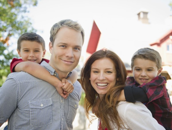 USA, New York, Flanders, Couple with two boys (4-5, 8-9) portrait. Photo : Jamie Grill Photography