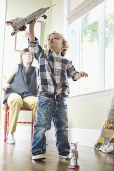 USA, Utah, Boy (2-3) playing on floor. Photo : Tim Pannell