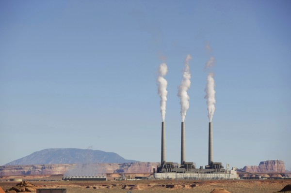 USA, Arizona, Page, Power station in desert near Lake Powell. Photo : FBP