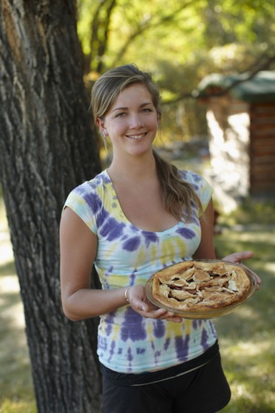 USA, Colorado, Cheerful young woman holding pie. Photo : John Kelly