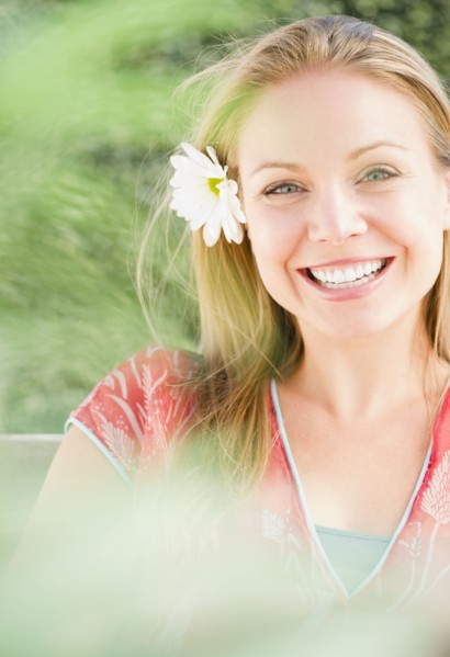 USA, New Jersey, Jersey City, Outdoor portrait of attractive young woman. Photo : Jamie Grill